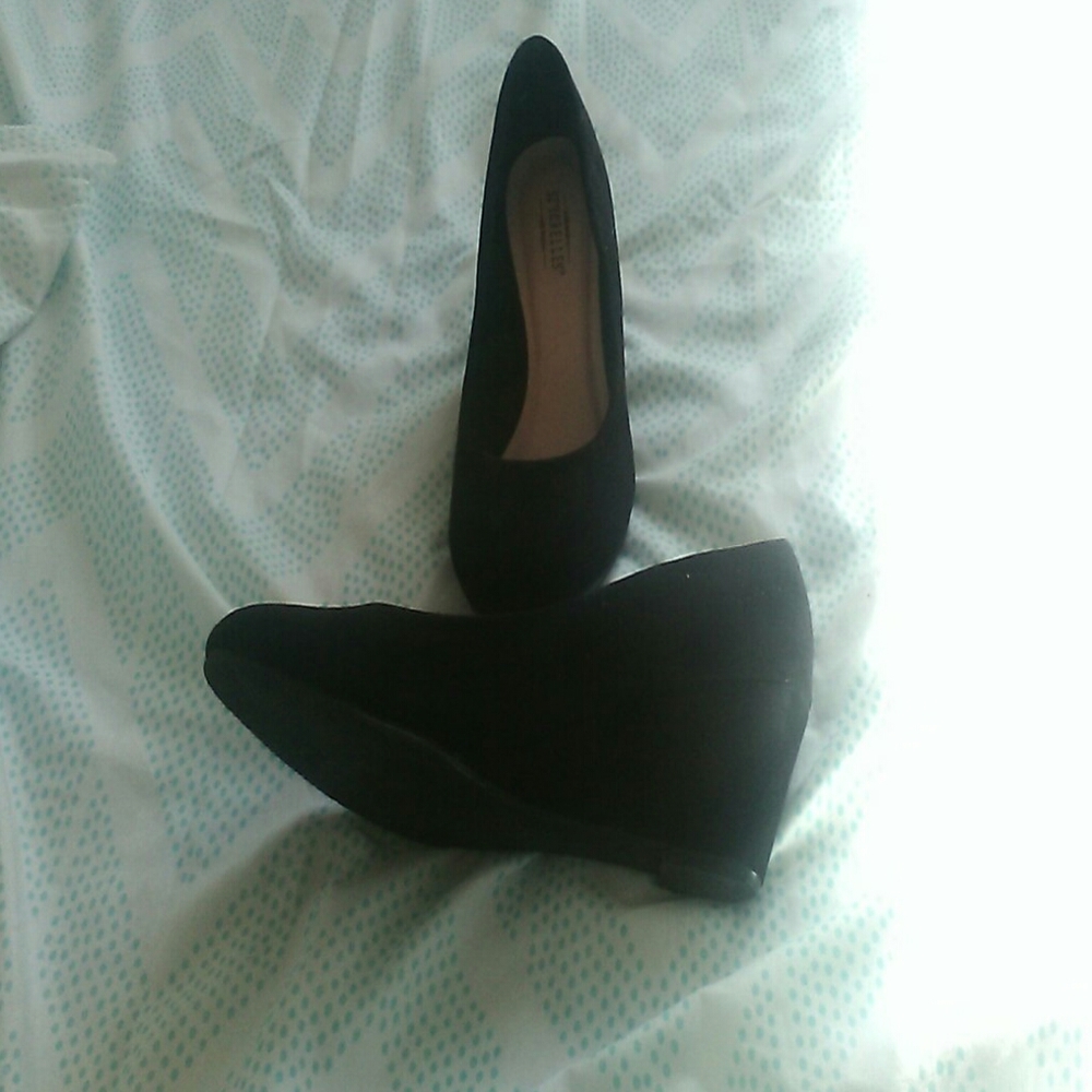 Black wedges